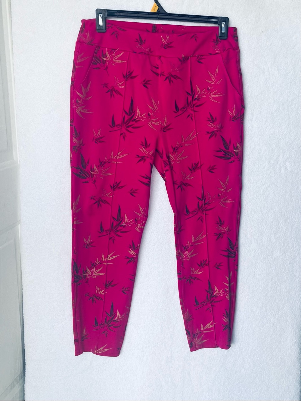Soft Surroundings Magenta Cropped Pants with Black & Gold Leaf Print Sz L Artsy